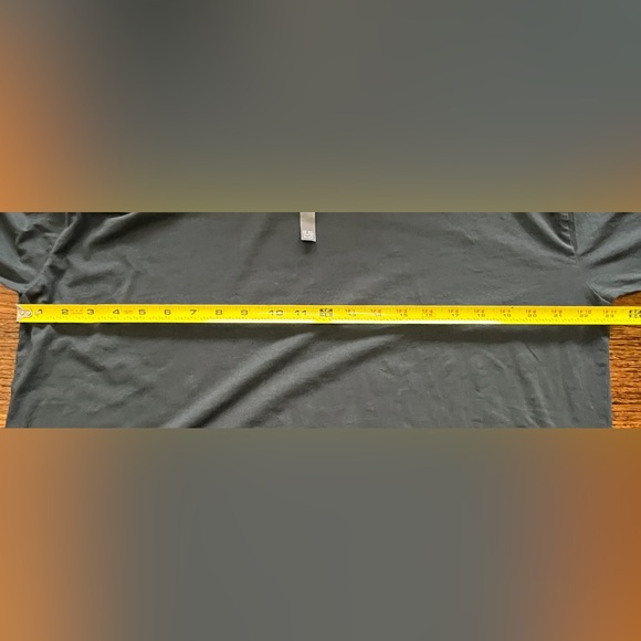 LIKE NEW Vuori Long Sleeve Feather Tee - Picture 8 of 9